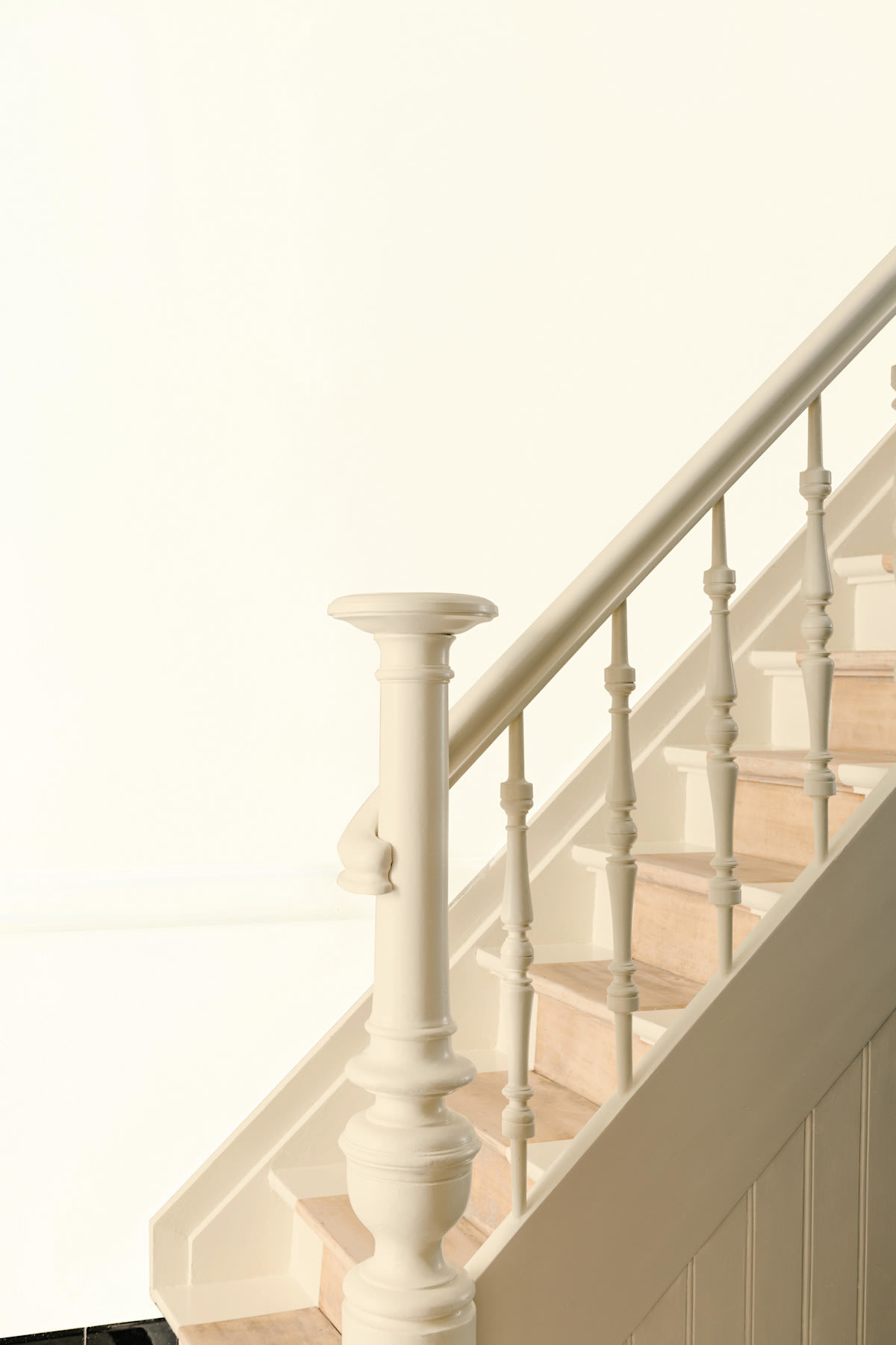 Inspiratiebeeld colora - detailbeeld houten trap in het wit - colora magazine SS2021