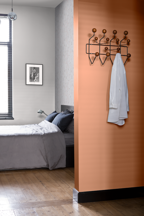 Colora-slaapkamer met losstaand muurtje in het oranje en grijze muren