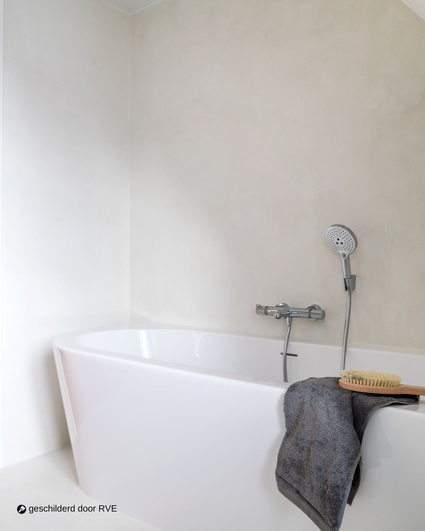 inspiratiebeeld colora – Aqua Sensa –  Zacht beige badkamer met vrijstaand bad – AS 01  – geschilderd door RVE