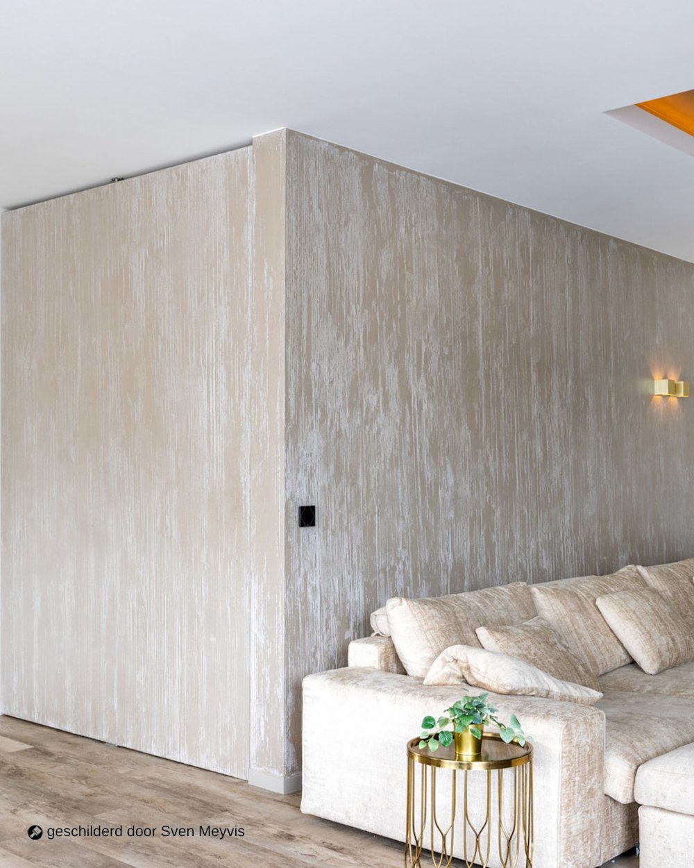 Woonkamer met accentmuur in Calco vintage glamour in CC11 Dense Chalk geschilderd door Sven Meyvis