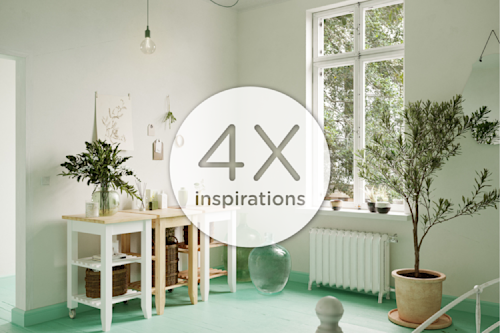 Une pièce lumineuse et minimaliste avec des plantes en pot, des murs blancs, un parquet vert clair et la lumière naturelle d'une fenêtre. Un grand texte « 4X Different » est superposé au centre.