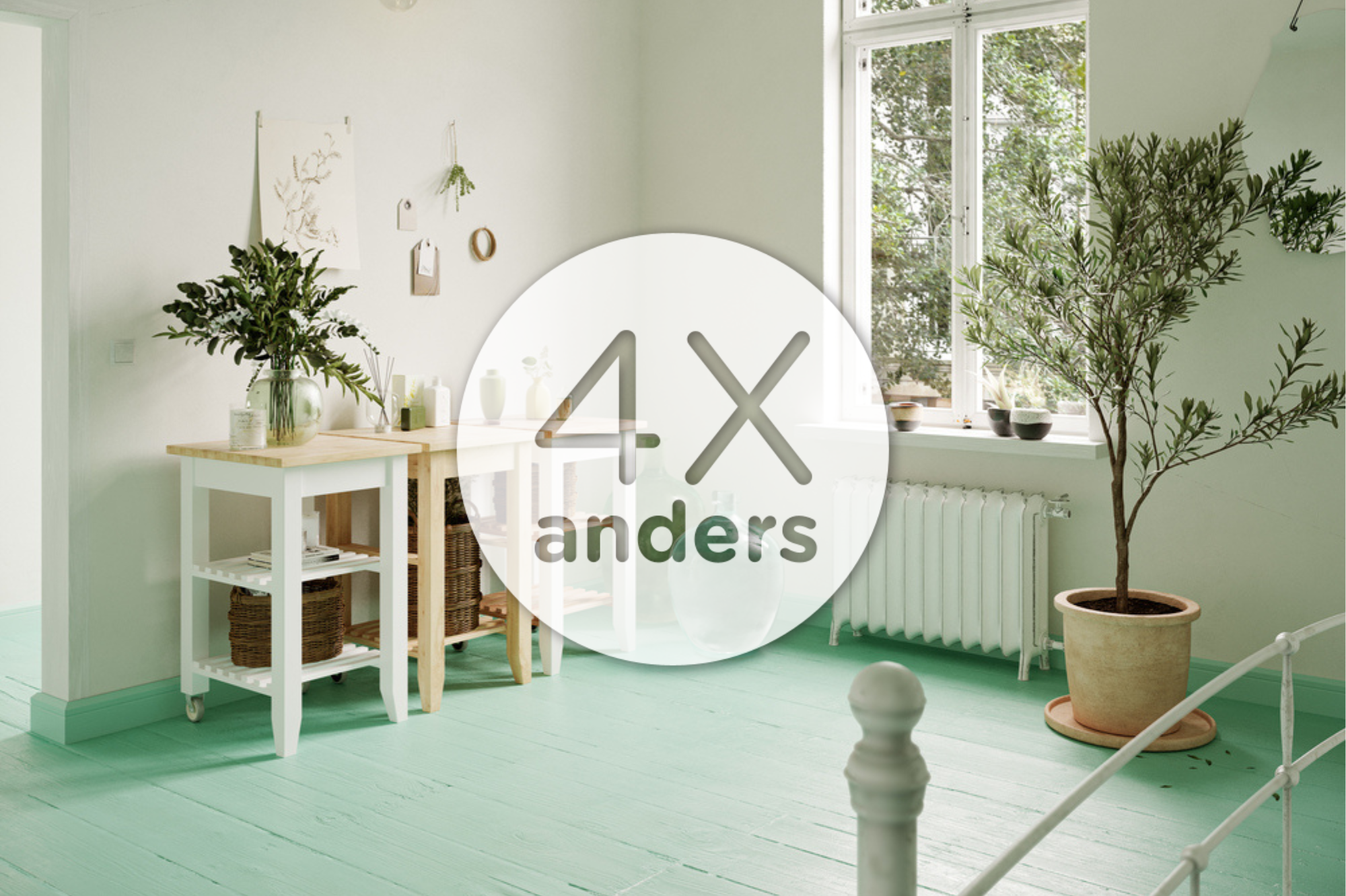 Lichte, minimalistische kamer met potplanten, witte muren, lichtgroene houten vloer en natuurlijk licht uit een raam. Grote "4X anders" tekst overlay in het midden.