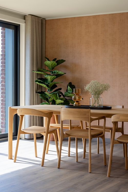 Salle à manger avec mur en terre cuite