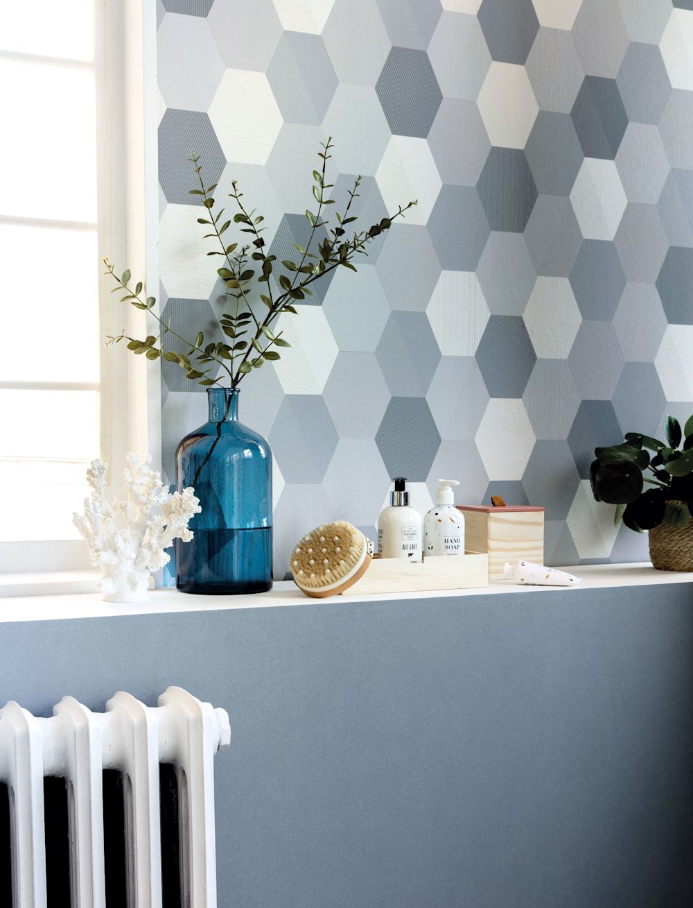 behang - woonkamer - Caselio - Forma -  100109909 - blauw - offwhite - Licht behang met fijne verticale lijnen