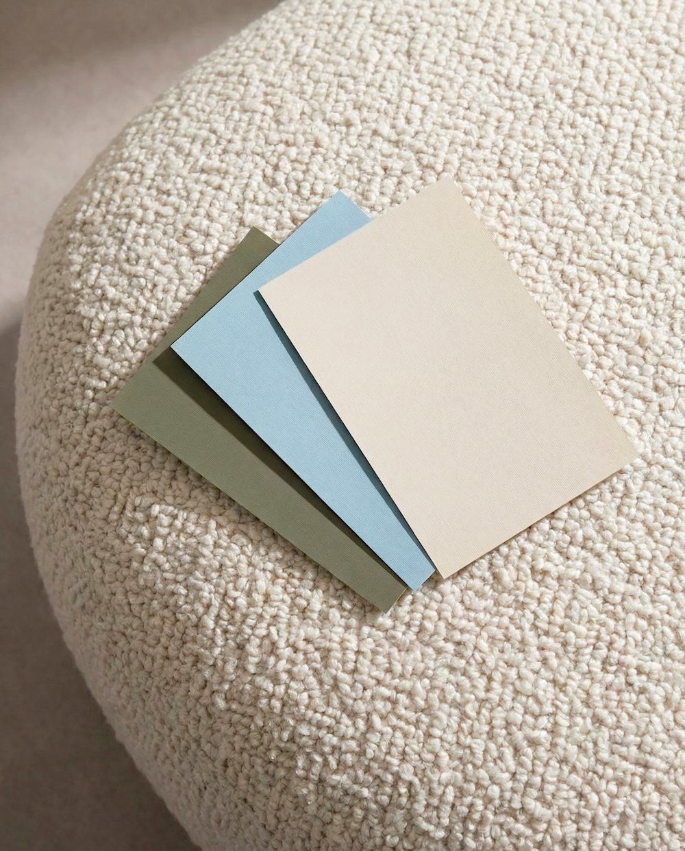 bimu - woonkamer – kleurenpalet – bouclé poef - coloramagazine