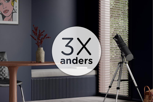 Modern interieur met een houten tafel, een vaas met rode takken, muurkunst, een telescoop bij een raam met jaloezieën en een tekst met daarboven "3X anders.