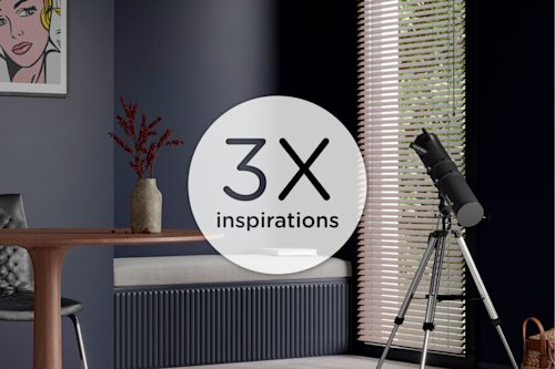 Intérieur moderne avec une table en bois, un vase avec des branches rouges, des œuvres d'art murales, un télescope près d'une fenêtre avec des stores et un texte au-dessus avec "3X différent".