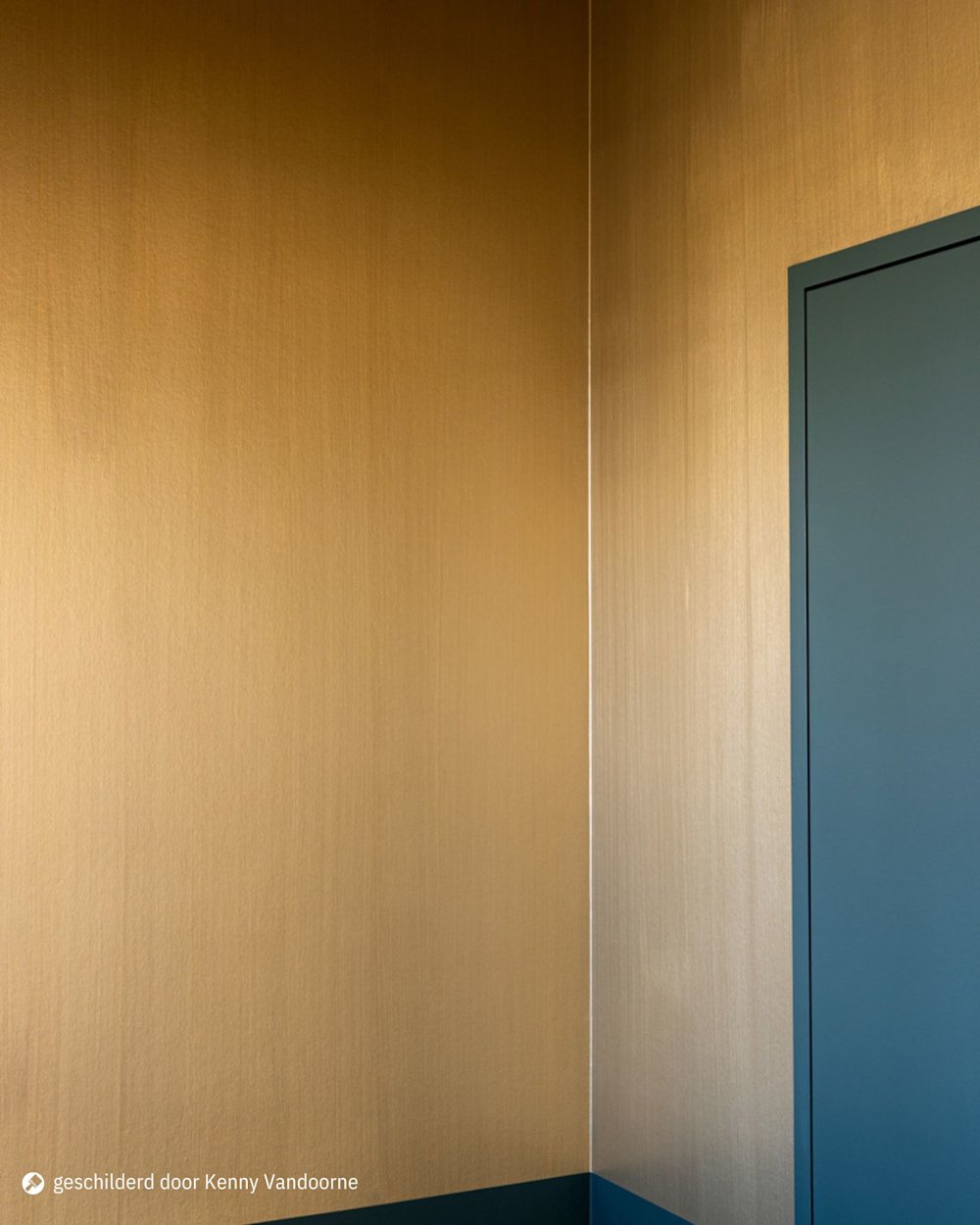 Metallic chic in MT 34 luxurious rust op de muur met groene deur geschilderd door Kenny Vandoorne