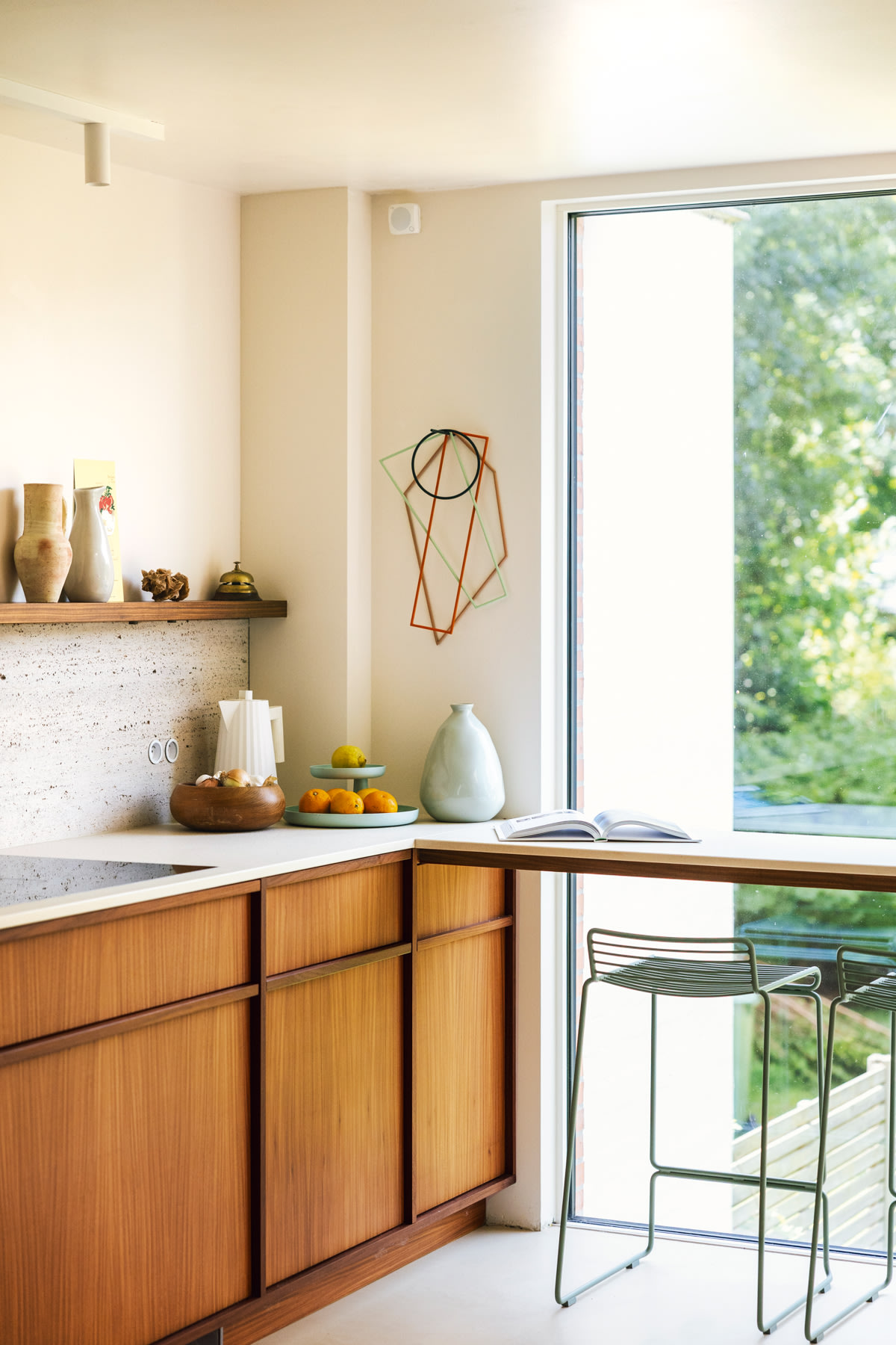 BIMU – keuken – off white – WE Z027 - Boss-touch & Bossflow Silk – woonverhaal Camille bel-étage Berchem – coloramagazine