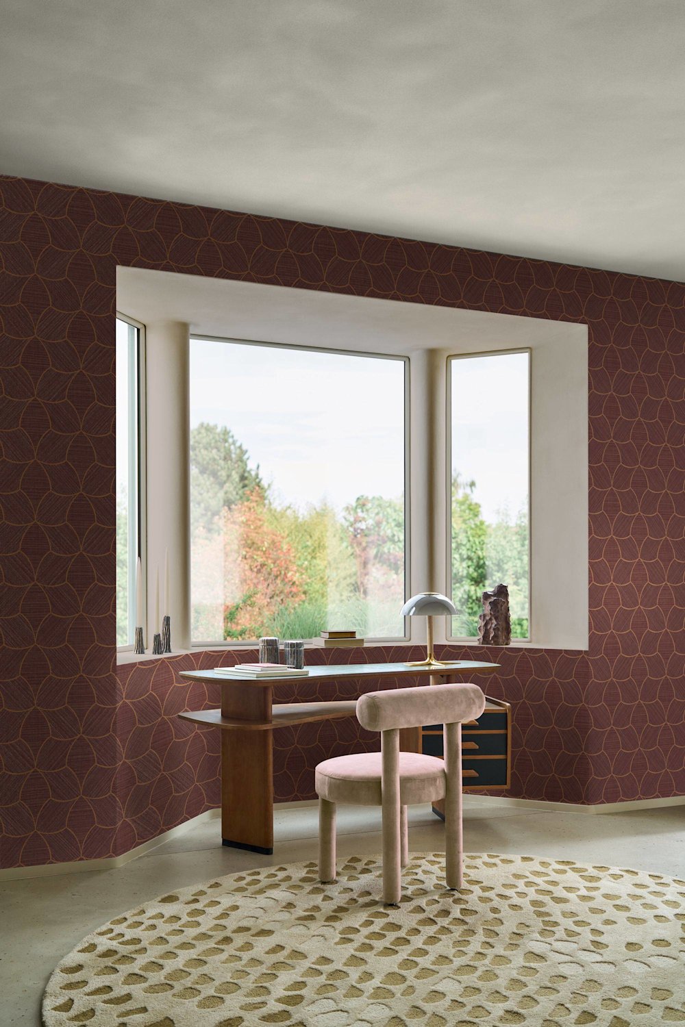 behang - woonkamer - Casamance - Tressora - 76943976 -  rood - Lijnpatroon, bureau, roze stoel, raam