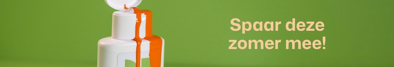 Een witte fles met oranje vloeistof die langs de zijkant druipt staat tegen een groene achtergrond. Beige tekst ernaast luidt: "Spaar deze zomer mee!.