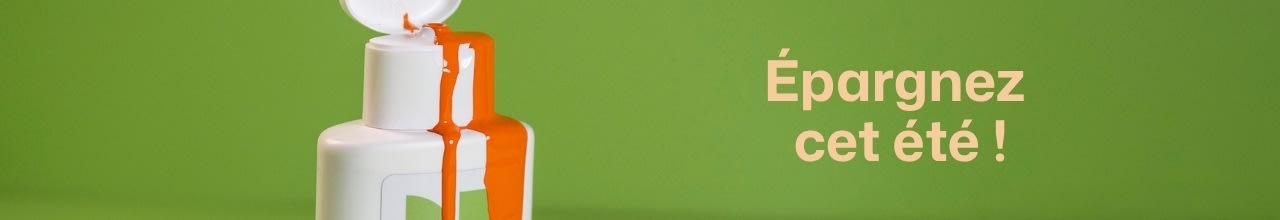Une bouteille blanche contenant un liquide orange qui coule sur le côté est posée sur un fond vert. À côté, on peut lire en lettres beiges : « Participez à la collecte cet été ! ».