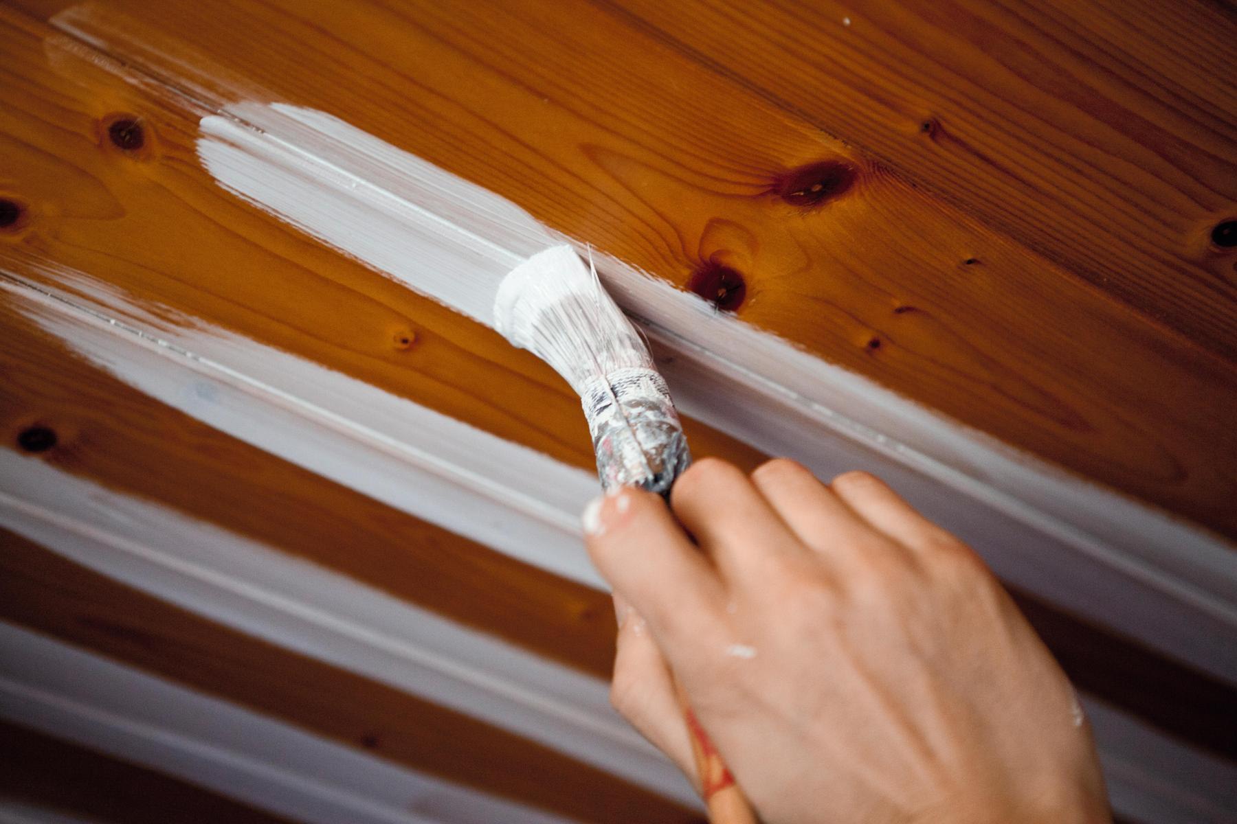 grondlaag schilderen op houten plafondlatjes