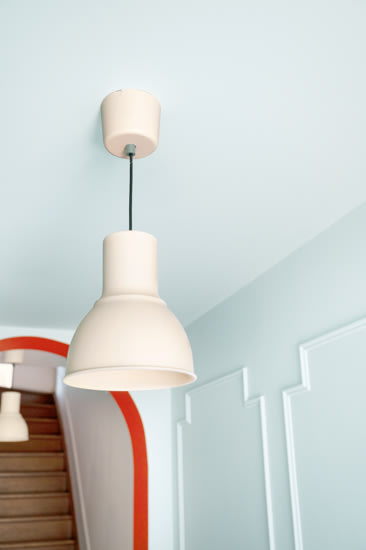 lampen gespoten in een witte kleur met een prefill spuitbus - coloramagazine 2024
