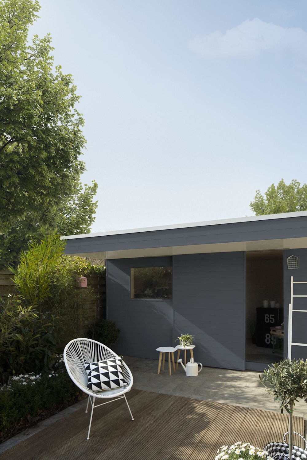 Een strak tuinhuis in een donkere kleur