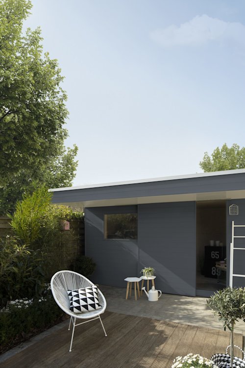 colora - blauw tuinhuis in hout met spelende kinderen 