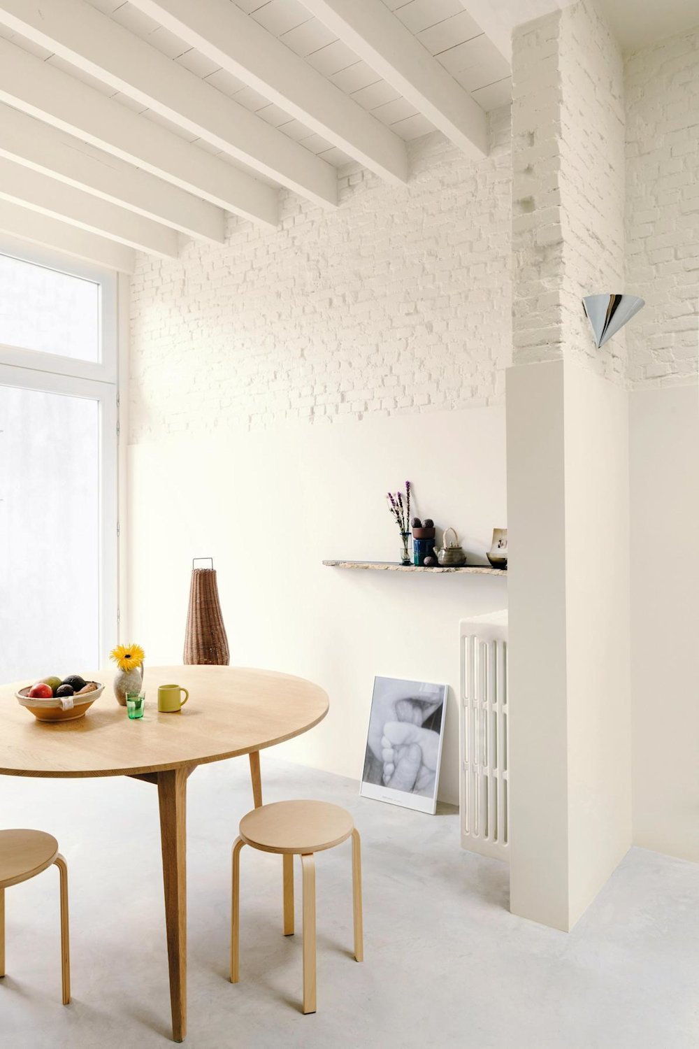 Inspiratiebeeld colora - witte woonkamer met houten meubels en witte bakstenen muur - colora magazine SS2021