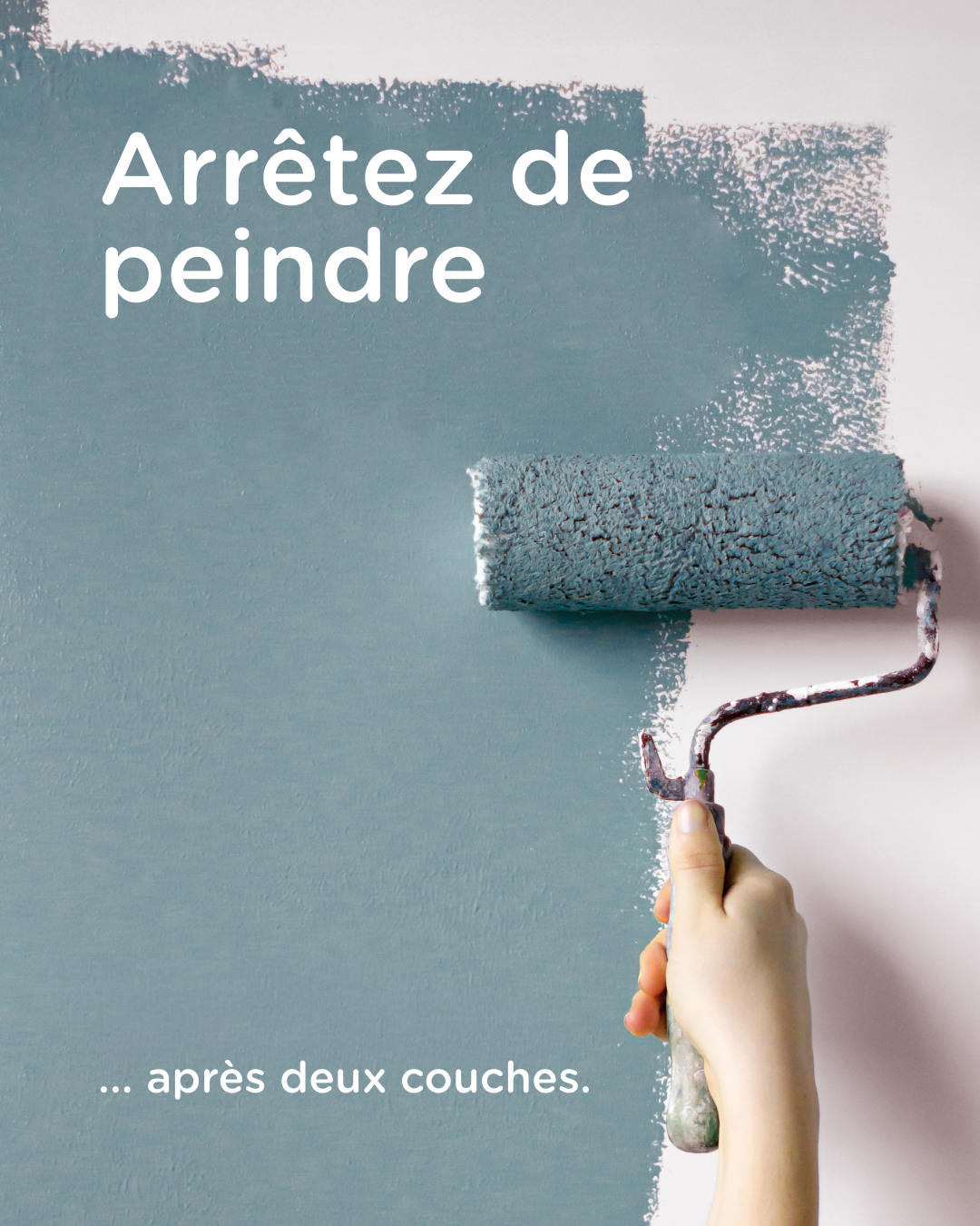 Une main peint un mur blanc en bleu à l'aide d'un rouleau à peinture. Le texte néerlandais dit : « Arrêtez de peindre... après deux couches.