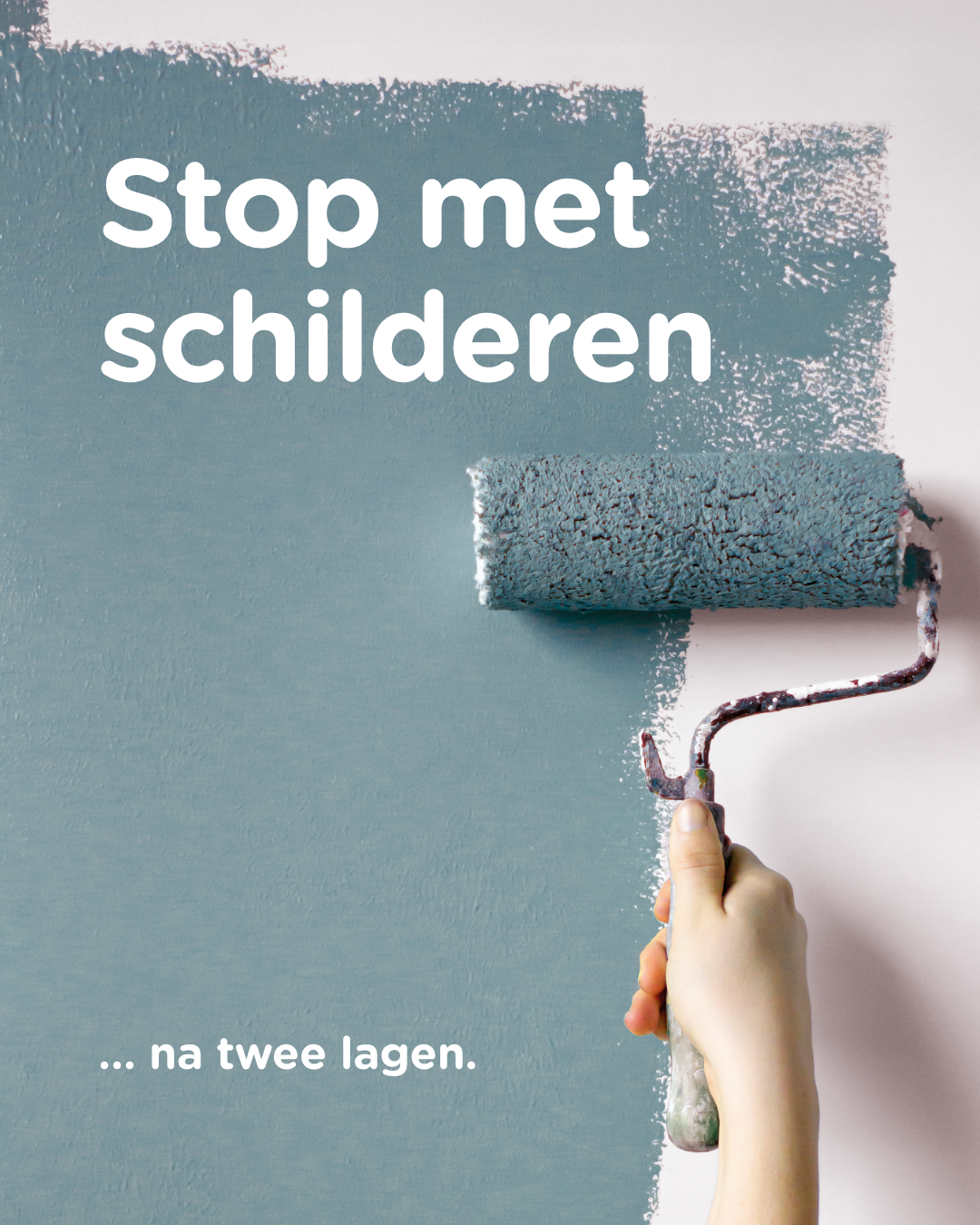 Een hand schildert een witte muur blauw met een verfroller. De Nederlandse tekst luidt: "Stop met schilderen ... na twee lagen.