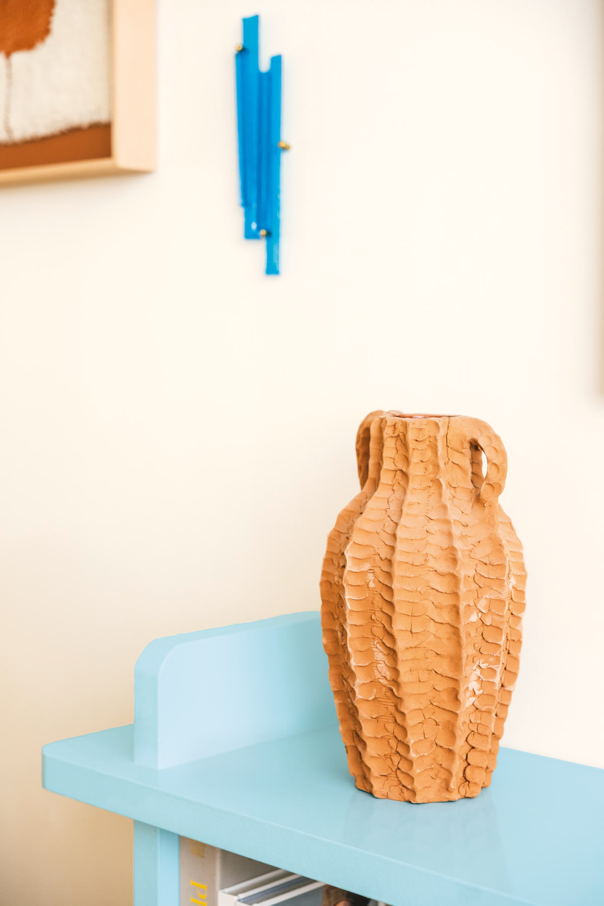 BIMU – woonkamer – blauw – TVmeubel – woonverhaal Camille beletage – coloramagazine