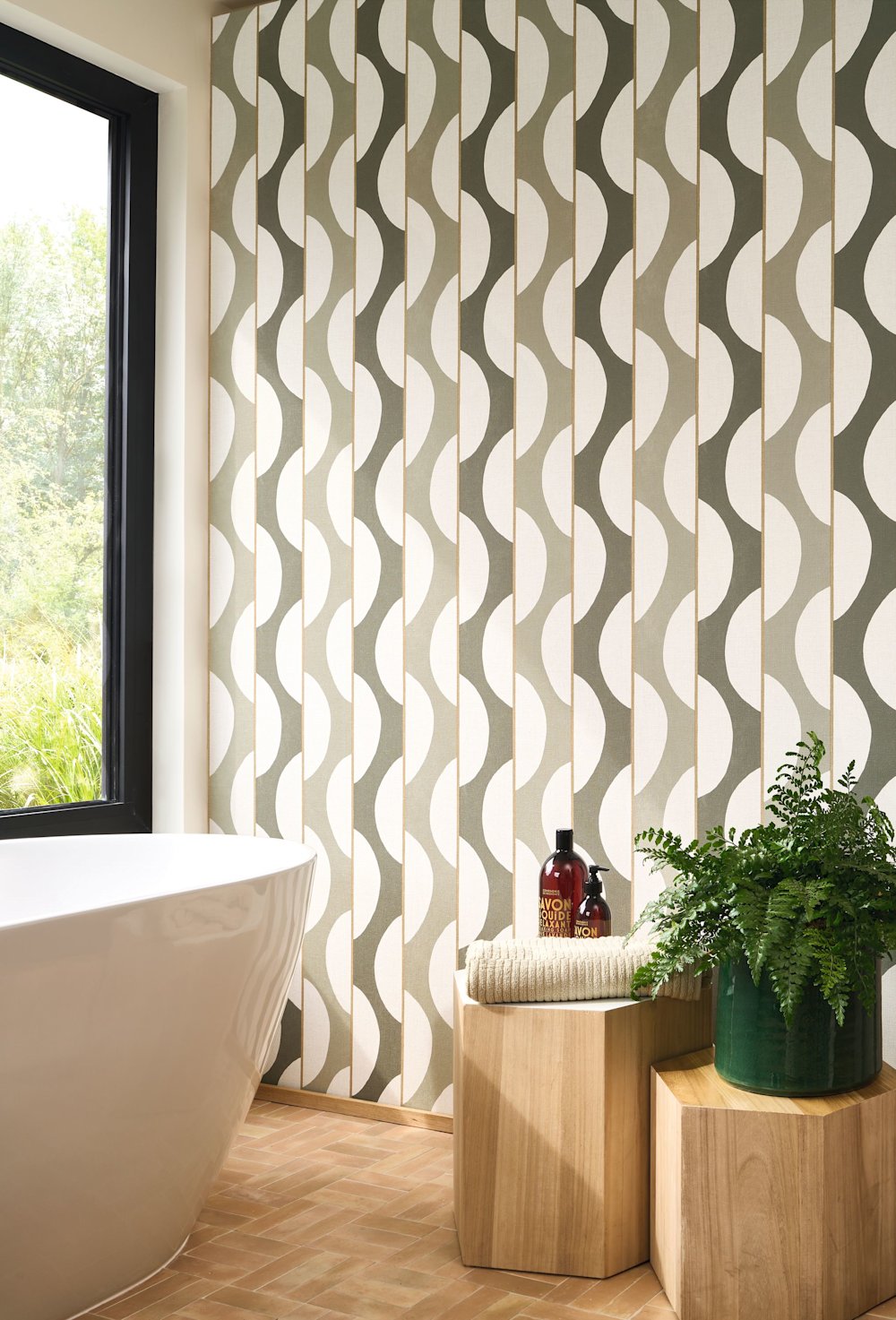 behang - woonkamer - Casadeco - Rituels - 201944180 -  wit - grijs - zwart - badkamer  grafisch behang  vrijstaand bad  groene plant