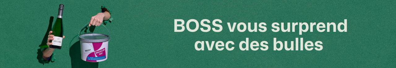 Sur un fond vert, on voit une main tenant une bouteille de champagne et une autre tenant un pot de peinture. Le texte dit : « BOSS vous offre des bulles. ».