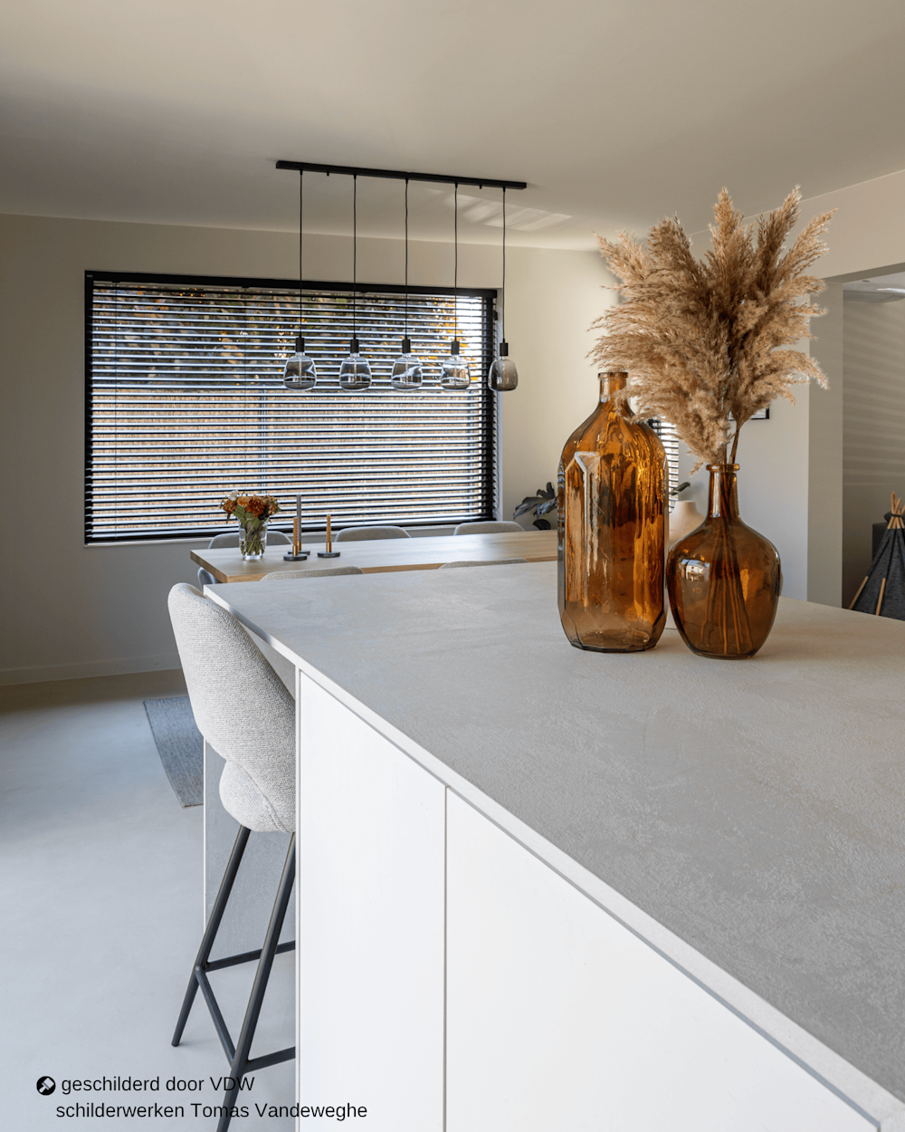 Eetkamer met off-white vloer en keukenblad