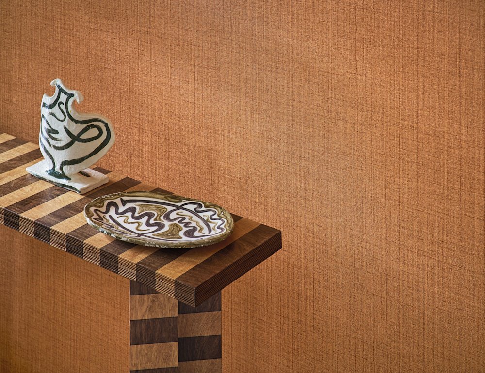 papier peint - salon - Casamance - Lanzea - 75481834 -  orange - noir - Papier peint texturé orange, console en bois, céramique