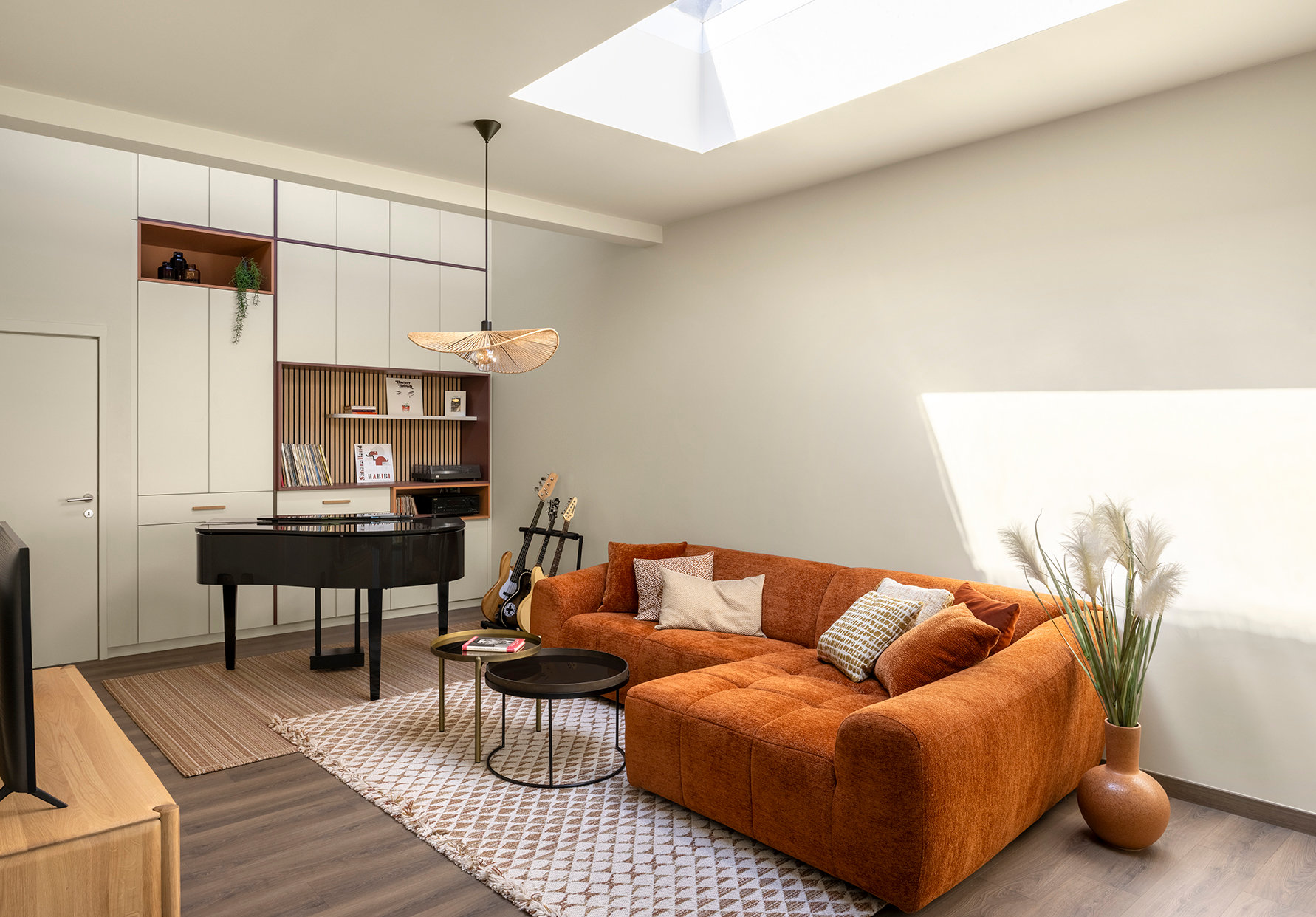 Woonkamer met doorkijk naar oranje zetel