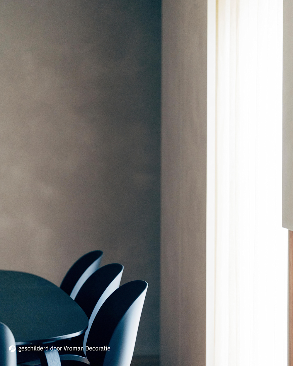 Minimalistische eetkamer met lichtinval