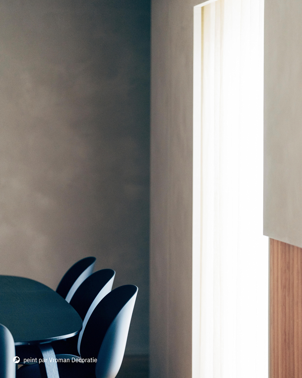 Salle à manger minimaliste avec lumière naturelle