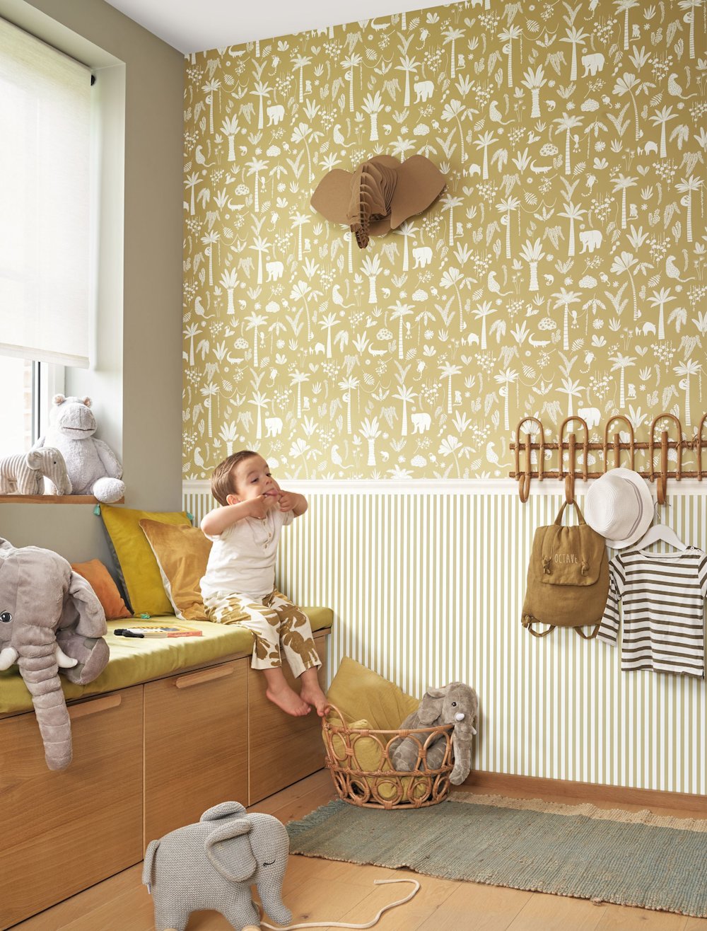 behang - woonkamer - Casadeco - Once upon a time 3 -  200767272 - wit - bruin - Beige · geel - Kinderkamer met speels junglebehang