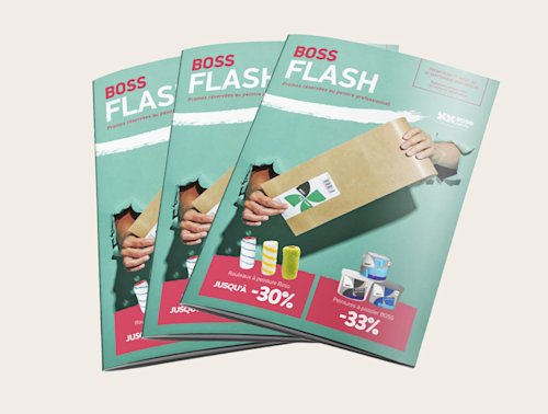 Trois exemplaires d'un journal promotionnel intitulé « BOSS FLASH » avec une main déchirant un fond vert et tenant un rouleau de papier de couverture Coverit, montrant d'autres produits et des offres de réduction.