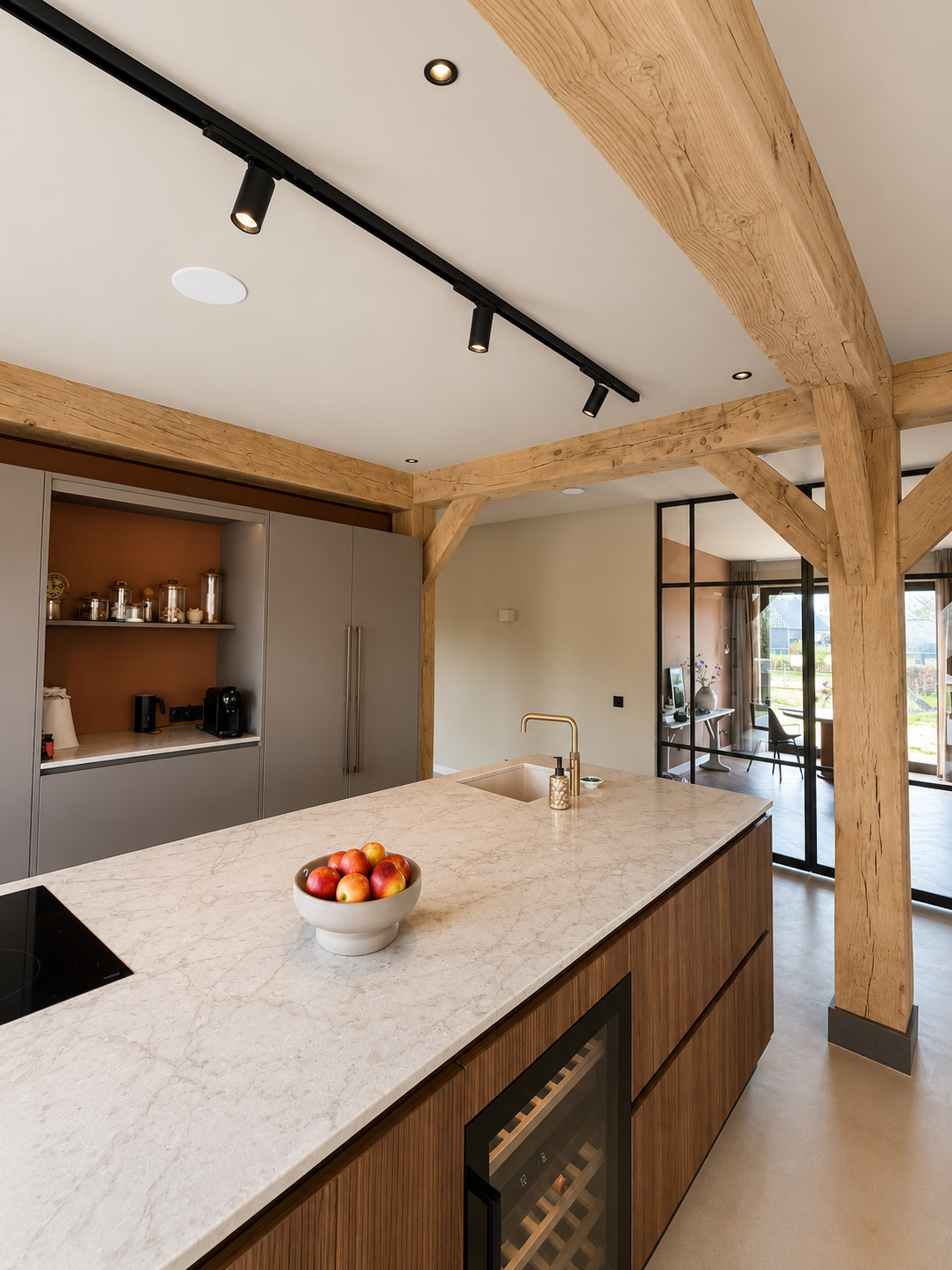 colora inspiratiebeeld – woonverhaal Veghel – Keuken met houten eiland en balken – WE M86 Ancient White