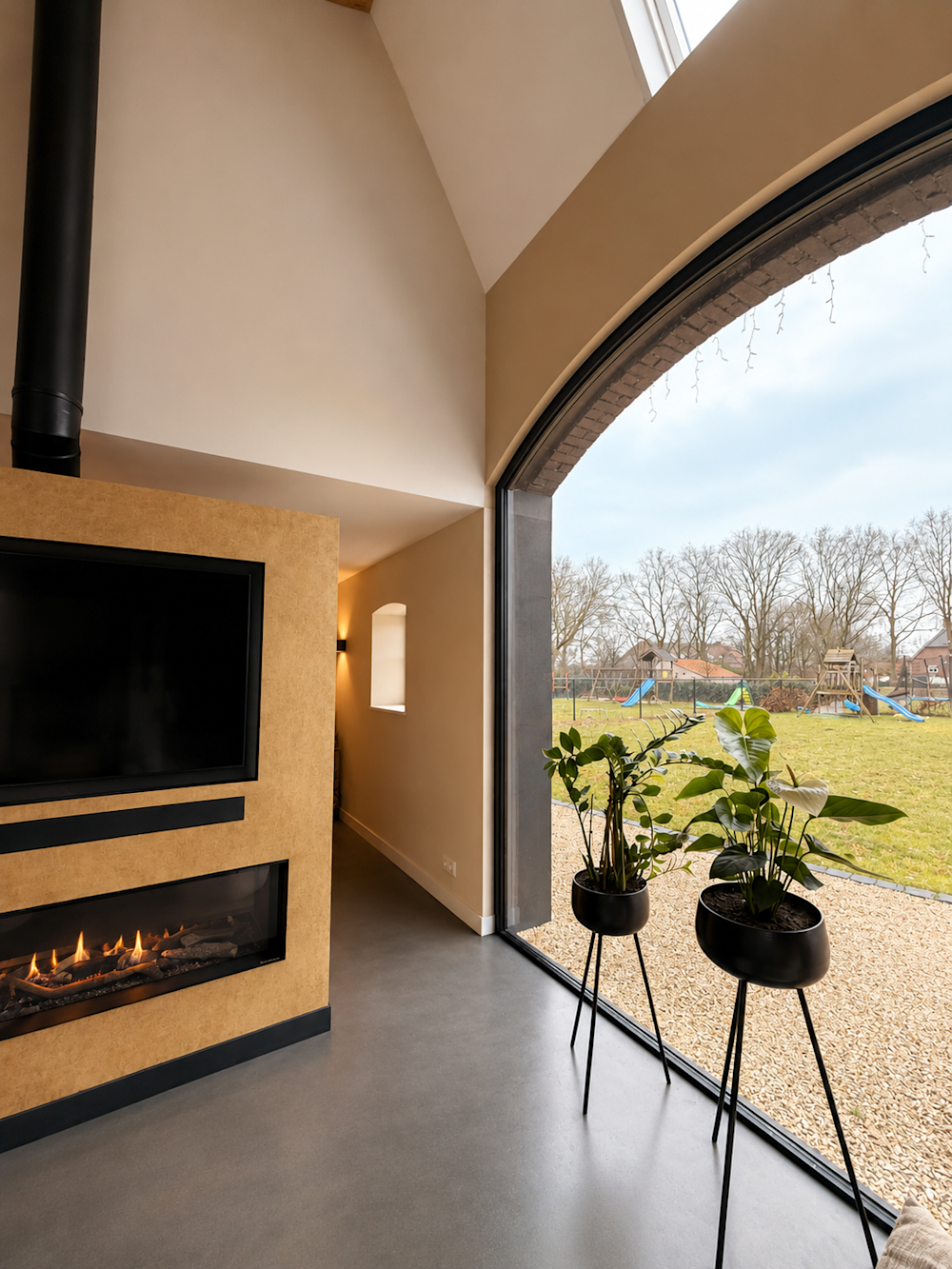colora inspiratiebeeld – woonverhaal Uden – Woonruimte met open haard en vide – WE M170 Circulair Beige & WE M51 Relaxing Beige
