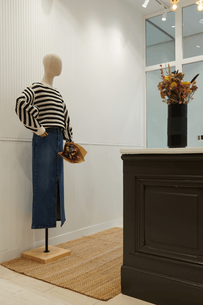 éléments décoratifs - magasin - nmc - Noël & Marquet - ARSTYL, WALLSTYL - CANELE L,CANELE S,FD2S,WL10 - marron - blanc - Structure murale fine, espace commercial, accent noir