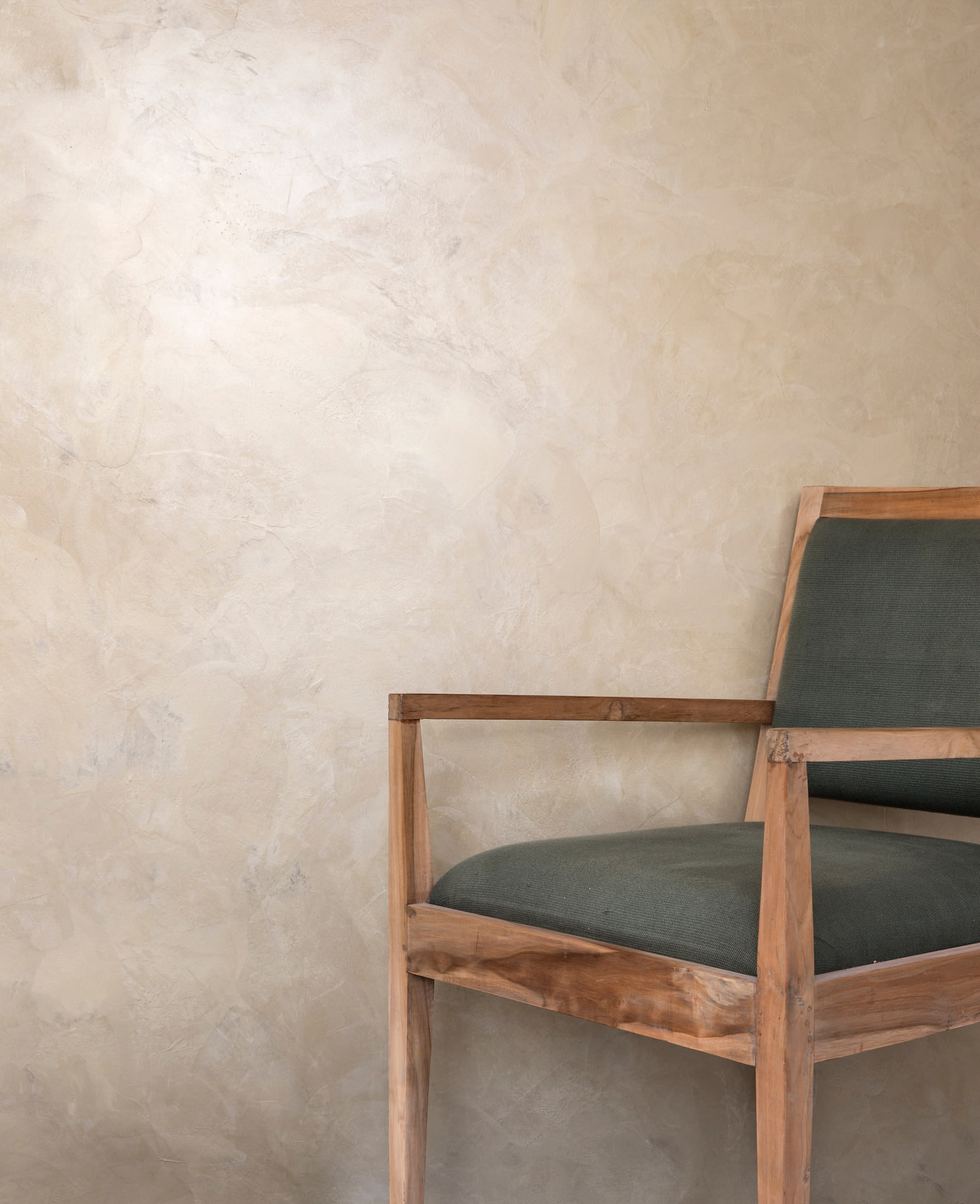 Metallic Chic Stuc in MT54 Khaki Bronze op muur met zetel voor