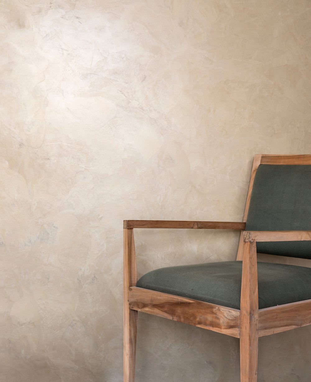 Metallic Chic Stuc in MT54 Khaki Bronze op muur met zetel voor