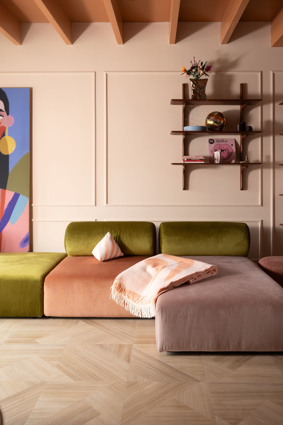 bimu - woonkamer - muur – beige – plafond - oranje- sierlijsten - cottagecore -coloramagazine