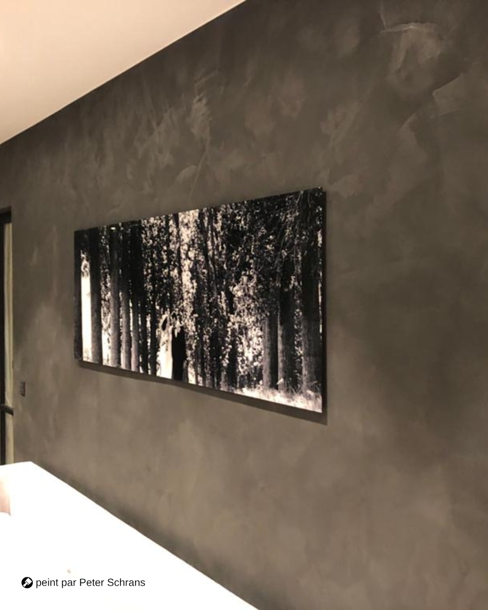 Finition murale moderne avec texture sombre et art en noir et blanc
