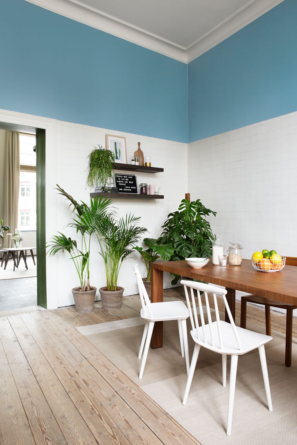 Kies bij een kleurcombinatie van blauw en wit voor warmere materialen op de vloer en in de meubels - zoals het houten parket in de foto – om het geheel wat meer warmte te geven. 