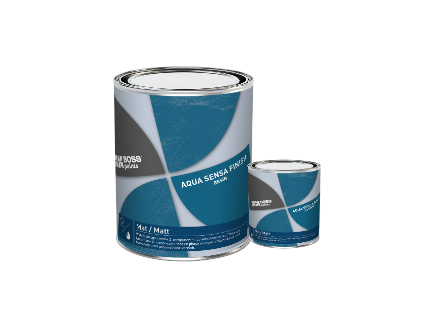 Twee blikken Boss Aqua Sensa Vernis, met op het kleine blik de verharder en op het grote blik de hars, beide met blauwe en grijze etiketten.