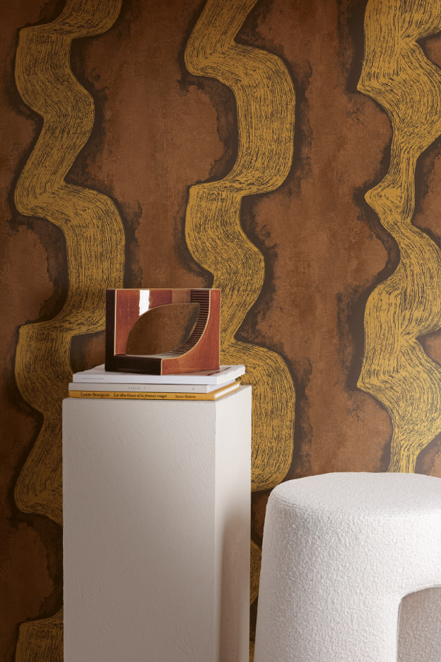 behang - woonkamer - Masureel - Traces - Shodo Russet - DGTRA30 - grafisch behang - roest - gouden accenten - roestbruin - okergeel - goud - donkerbruin - koper