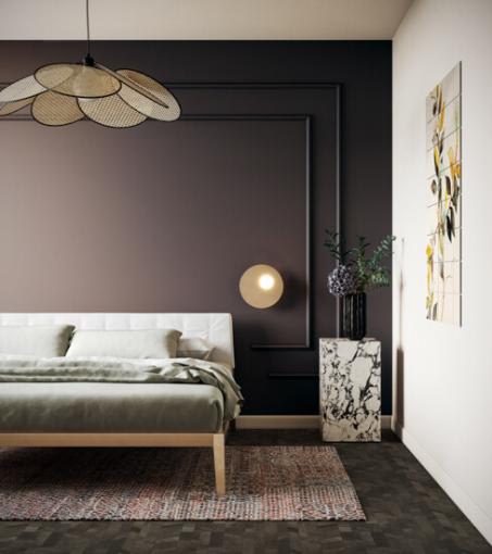 slaapkamer met donkerbruine accentmuur, grijs bed, luster en mat