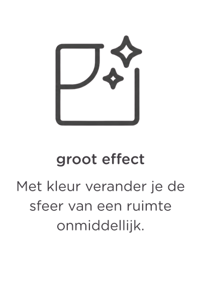 Minimalistisch pictogram van een sprankelend, glanzend vierkant boven een Nederlandse tekst: "groot effect. Met kleur verander je de sfeer van een ruimte onmiddellijk." Vertaling: "groot effect. Met kleur verander je de sfeer van een ruimte onmiddellijk.