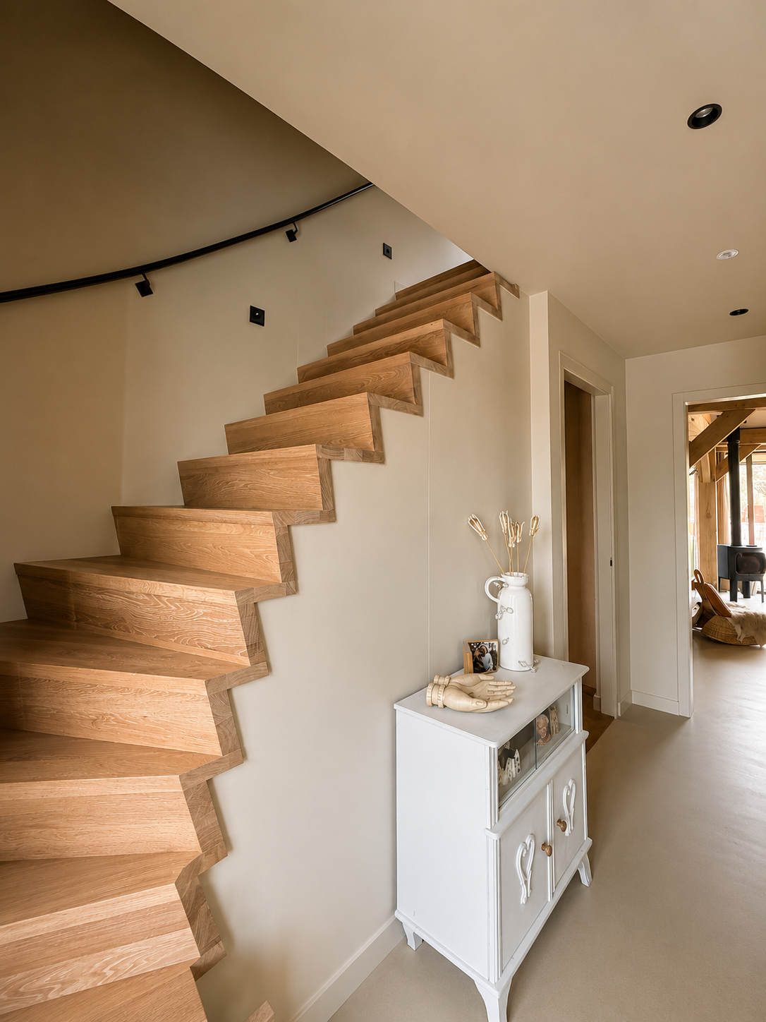 colora inspiratiebeeld – woonverhaal Veghel – Traphal met houten trap – WE M86 Ancient White