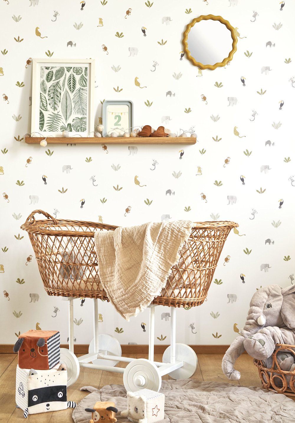 behang - kinderkamer - Casadeco - Once upon a time 2  - 200777474  - grijs - geel - wit - dierenprint, wieg, plank, speelgoed, warme tinten