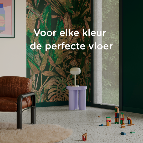 Moderne kamer met bladgroen behang, groot raam, een bruine stoel, een paarse bijzettafel met lamp en verspreid liggende houten speelgoedblokken op een terrazzovloer met een klein vloerkleed.