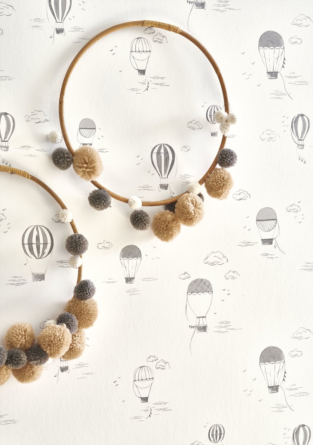 papier peint - chambre d'enfant - Casadeco - Once upon a time 2  - 200859808  - gris - blanc - De subtils ballons flottent sur un fond doux. Idéal pour une chambre d'enfant apaisante et rêveuse.