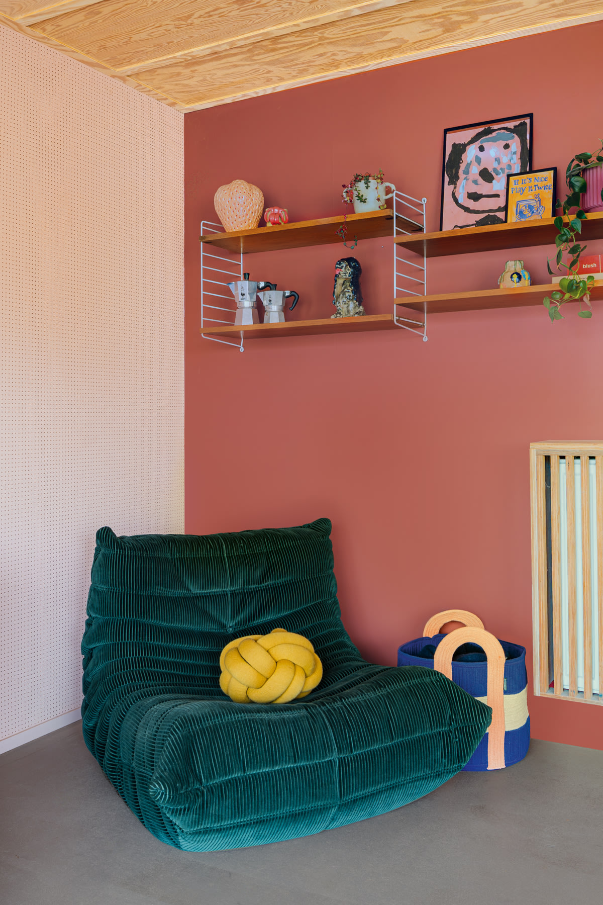 bimu – woonkamer – rood WE M99 red residence – behang – coloramagazine